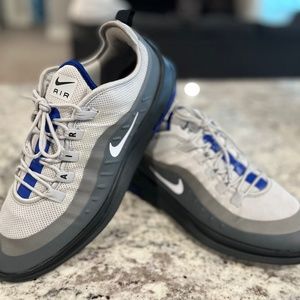 Mens AIR MAX AXIS size 10.5